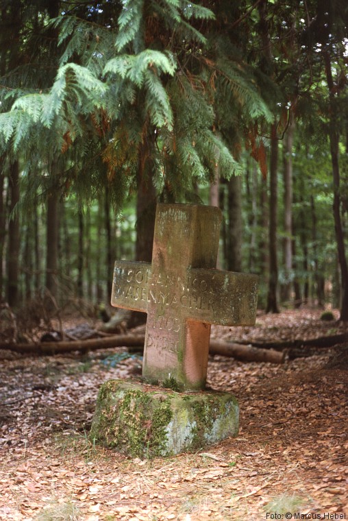 Ein Kreuz im Wald